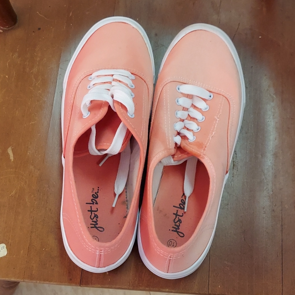 Tennis shoes
